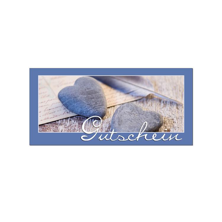 Auf einem blaugrauem Hintergund ist ein Foto von zwei Steinherzen auf einer Holzplatte zu sehen. Unten steht in großer weißer Schrift "Gutschein".