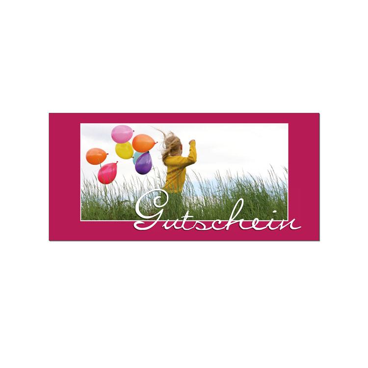 Auf einem pinkten Hintergrund ist ein Foto von einem Mädchen mit Luftballons das durch hohes Gras rennt. Darunter steht in weißer Schrift "Herzlichen Glückwunsch"