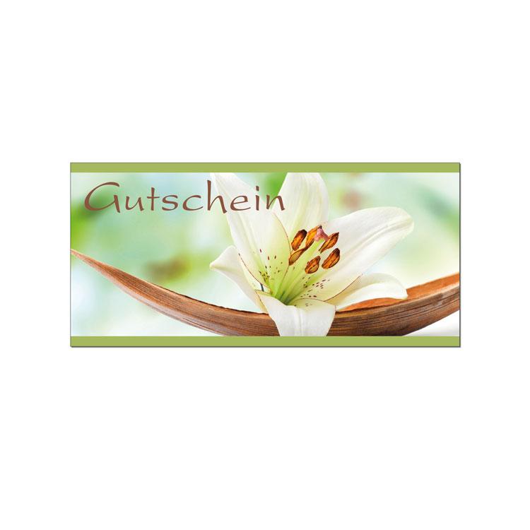 Auf grünem Hintergrund ist ein Foto von einer weißen Lilie auf einer braunen Schale. In brauner Schrift steht "Gutschein".