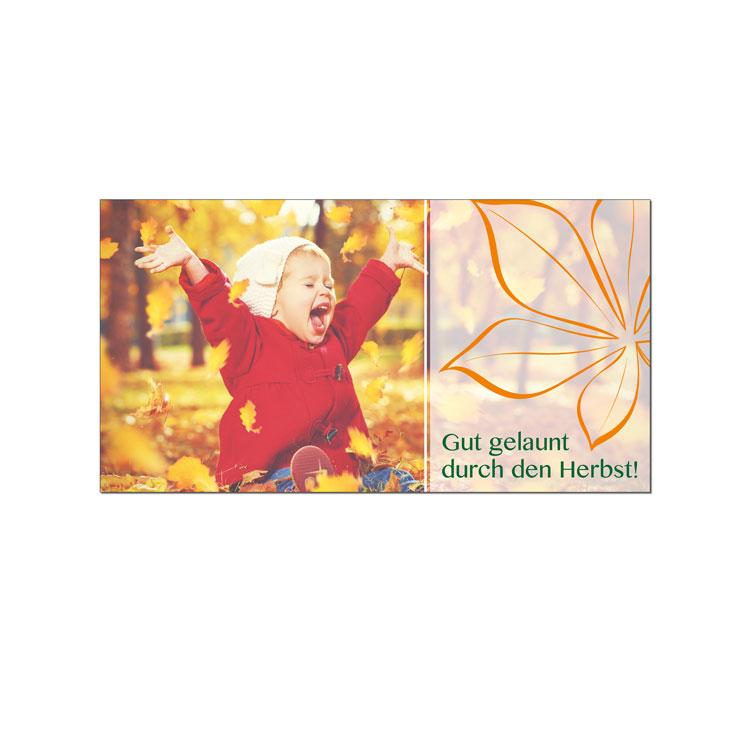 Auf der linken Seite ist ein Bild von einem sitzenden Mädchen, welches Herbstlaub in die Luft wirft zu sehen. Rechts ist eine Zeichnung von einem orangen Herbstblatt und der Text "Gut gelaunt durch den Herbst"