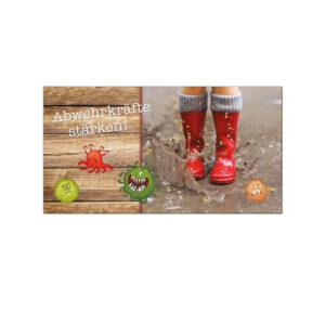 Ein Bild von roten Gummistiefeln in einer Pütze. In weißer Schrift steht "Abwehrkräfe stärken". Illustrationen von vier kleinen Monstern sind auf der Karte verteilt.