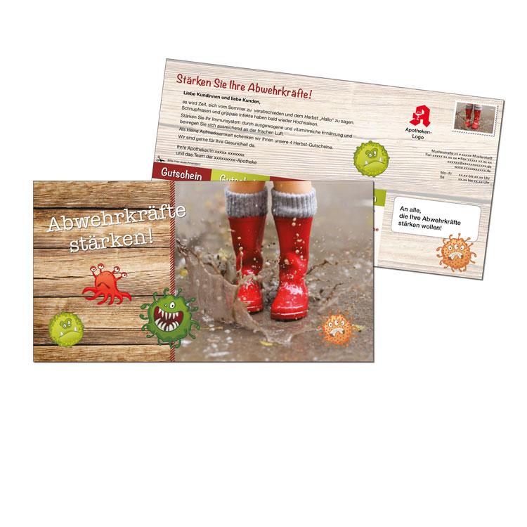 Bild der Titel- und Rückseite von einer Standard-Maxi-Postkarte. Auf der TItelseite ist ein Bild von roten Gummistiefeln in einer Pütze. In weißer Schrift steht "Abwehrkräfe stärken" Auf der Rückseite ist ein Beispieltext sowie Gutscheine zu sehen.