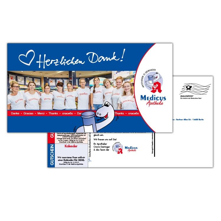 Beispiel einer Danke-Treuekarte der Medicus Apotheke. Auf der Titelseite ist ein Teambild sowie das Logo und das Logosymbol mit dem Text "Herzlichen Dank! Auf der Rückseite sind Gutscheine und Text angedeutet