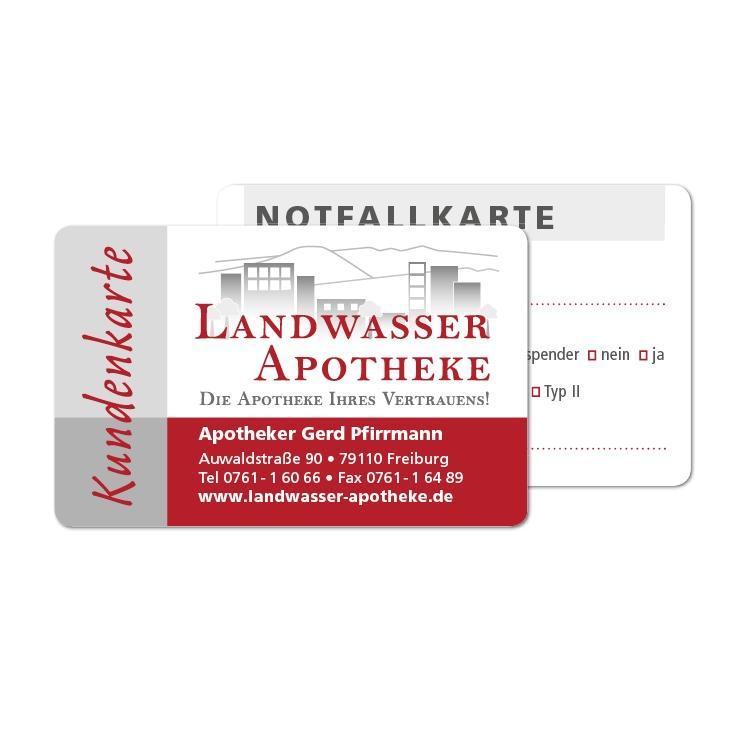 Beispiel der Kundenkarte der Landwasser Apotheke. Auf der Titelseite steht Kundenkarte und das Logo der Apotheke sowie die Kontaktdaten in rotem Balken. Auf der Rückseite steht Notfallkarte.