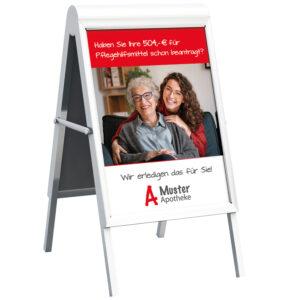 Poster im Aufsteller für Apotheken zum Thema Pflegehilfsmittelzuschuss. Abgebildet sind eine ältere Frau mit und zwei weitere jüngere Frauen mit dem Text "Haben Sie Ihre 504,- € für Pflegehilfsmittel schon beantragt? Wir erledigen das für Sie!"