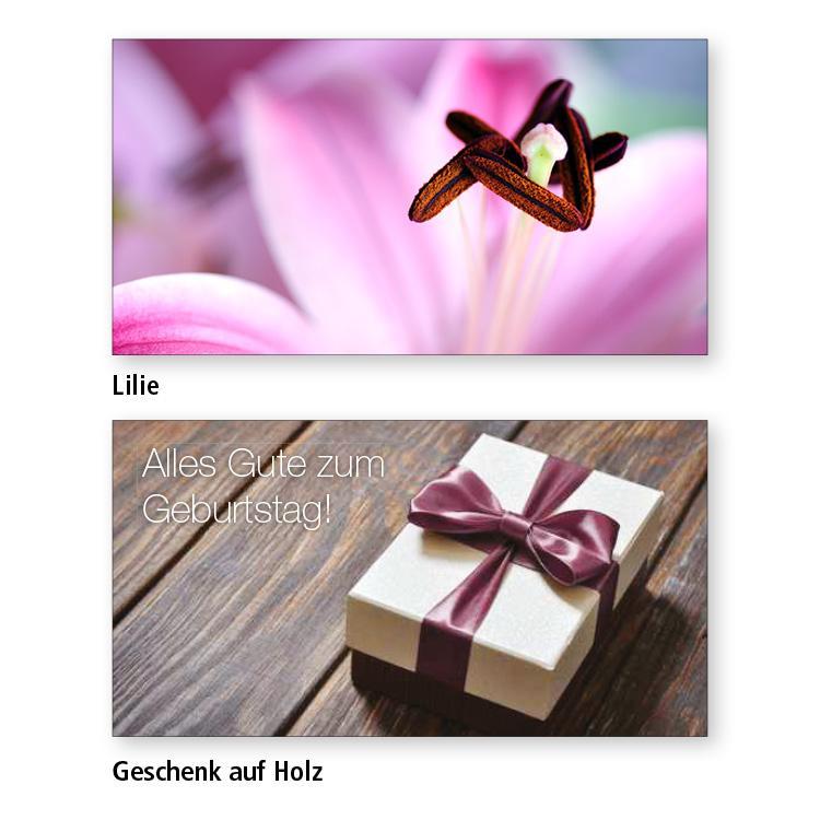 Zwei Geburtstagskarten-Motive Lilie: Nahaufnahme einer rosa Lilie Geschenk auf Holz: Kleines neutrales Paket mit Schleife auf einem dunkeln Holzboden