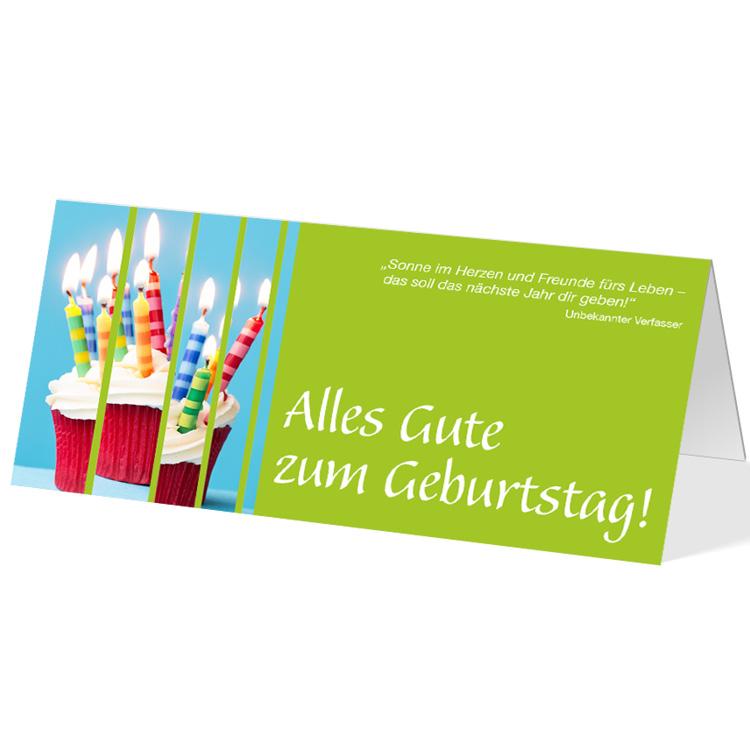 Ein Bild einer aufgestellten Klappkarte. Links ist ein Bild von einem Cupcake mit bunten brennenden Kerzen in Steifen abgebildet. Rechts daneben ist ein grüner Hintergund mit dem Text "Alles Gute zum Geburtstag"