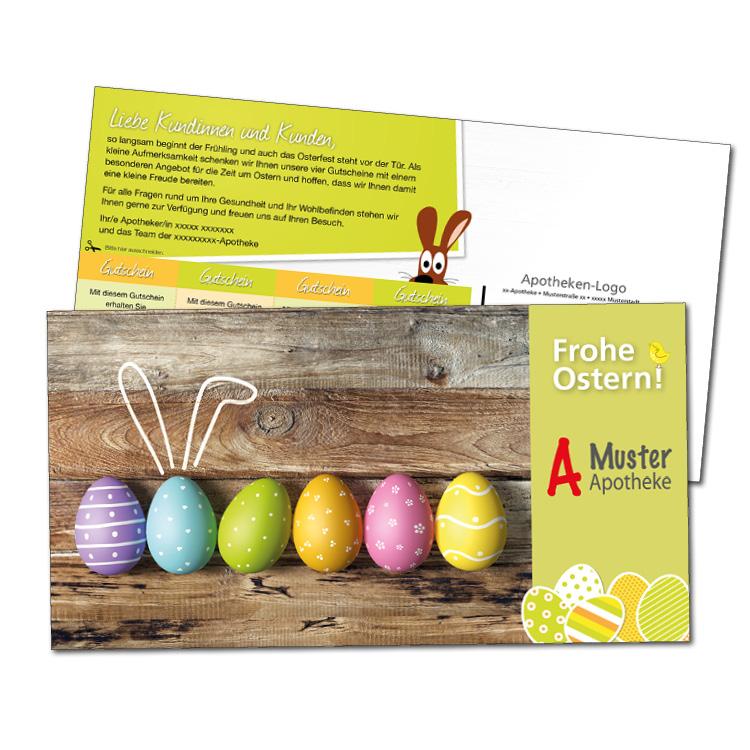 2-seitige Oster-Aktionskarte im Standard Maxi Format. Auf der Vorderseite sind eine Reihe an bunten Ostereiern auf einem Holz Hintergrund mit dem Text "Frohe Ostern!" zu sehen, auf der Rückseite ein Text an die Kunden sowie verschiedene Gutscheine